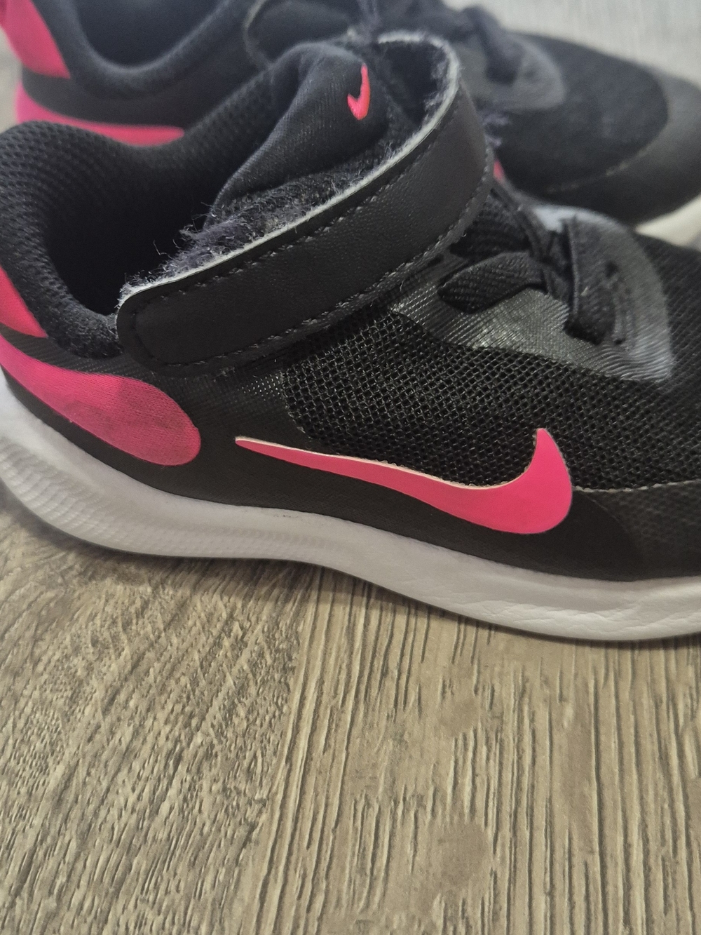Nike Kids Black Sneakers with Bright Pink Swoosh and White Sole